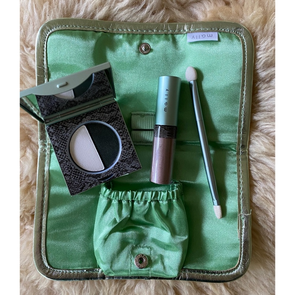 Mally Beauty 3-Piece Eyeshadow Set with Bag